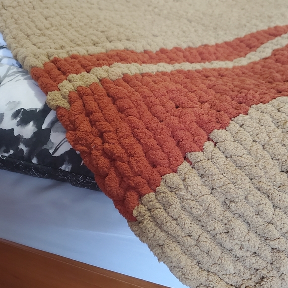 Handmade 65"×35" chunky blanket - Picture 10 of 12